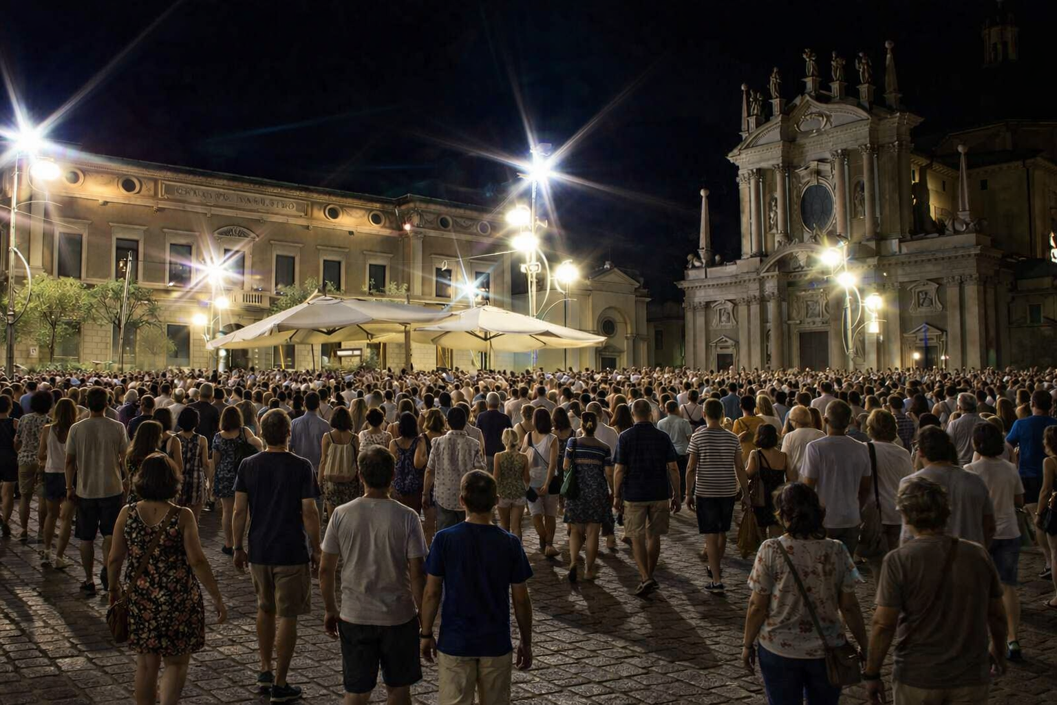 Vie affollate di Busto Arsizio durante lo shopping serale estivo, atmosfera calda e conviviale vicino al Sweetheart Apartment