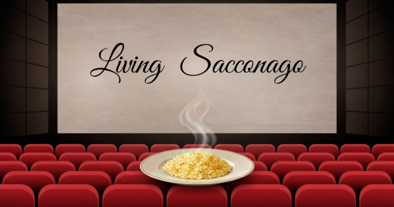 Schermo cinematografico con la scritta Living Sacconago e un piatto di risotto fumante in primo piano sulle poltrone rosse.